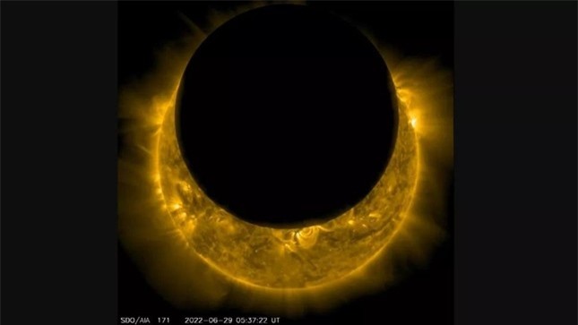 Nhật thực tuyệt đẹp được NASA chụp cận cảnh đáng kinh ngạc ảnh 1