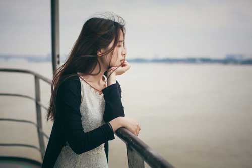 Nửa đêm tỉnh dậy, thấy chồng thẫn thờ trước màn hình máy tính, tôi lặng người