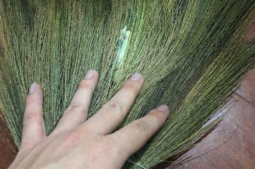 Tưởng chồng chăm chỉ làm việc nhà giúp vợ, cô nàng không ngờ phát hiện ra bí mật "động trời" trong cây chổi