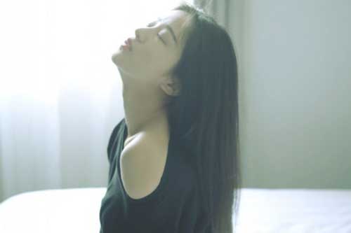 Chết điếng người trước cảnh chồng đang kéo khóa váy cho ô sin trẻ trong phòng ngủ