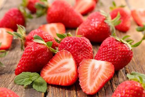 Danh sách 12 loại rau quả được đánh giá chứa nhiều thuốc trừ sâu nhất, có nhiều cái tên quen thuộc