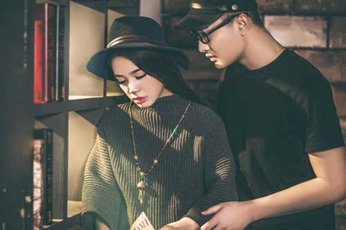 Bật tung cửa phòng ngủ, vừa bật đèn lên, trước mắt tôi là cảnh tượng không tin nổi