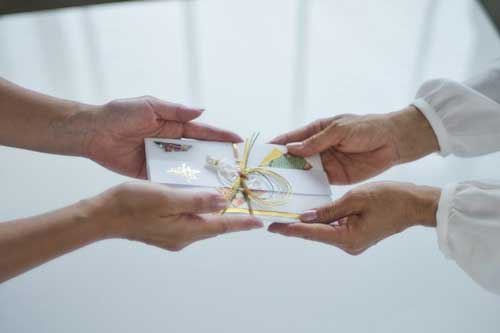 Đang bóc phong bì cưới, cô dâu "tím mặt" khi thấy món quà từ người yêu cũ của chồng