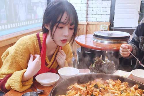 Nữ giới tới ngày 'rớt dâu', thèm mấy cũng phải tránh xa 4 thực phẩm kẻo tàn phá nội tiết, mãn kinh sớm