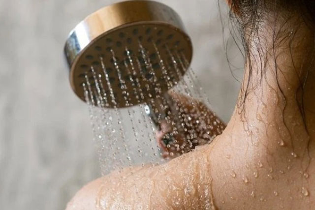 Sốt xuất huyết có cần kiêng tắm không?