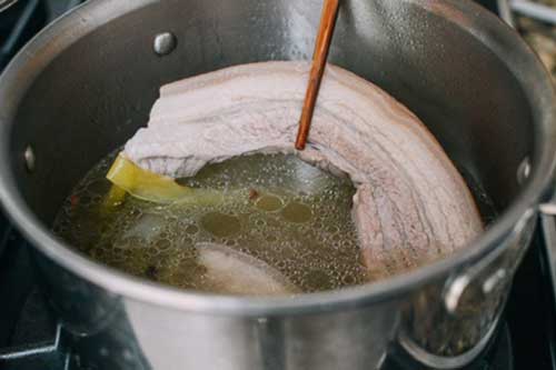 Thịt luộc bằng nước sôi hay nước lạnh mới ngon ngọt, không mất chất? Câu trả lời từ chuyên gia khiến nhiều người 'sốc'