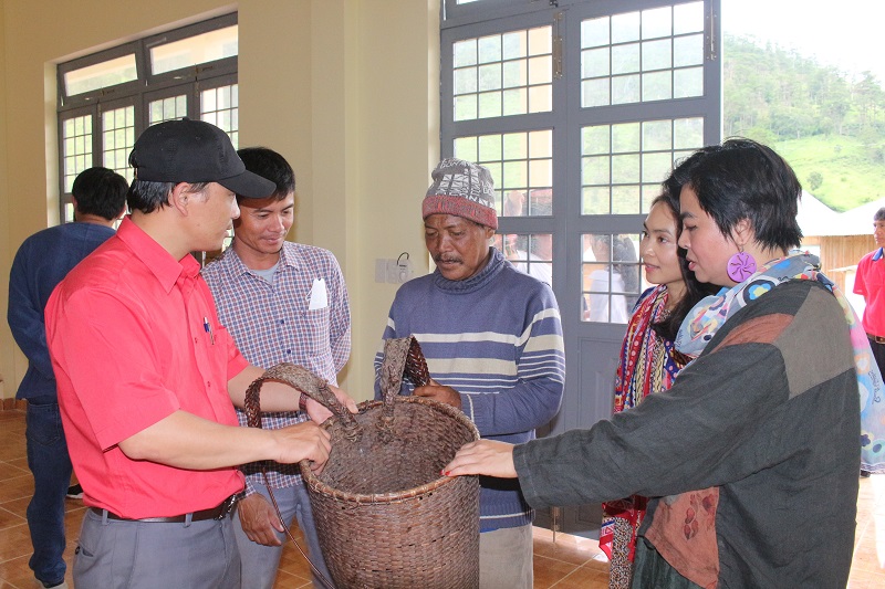 Già làng Đưng Trang giới thiệu sự công kỹ của chiếc gùi do người dân nơi đây làm ra.