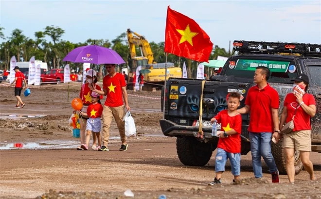 Ảnh: Cận cảnh 1.700 xe ô tô xếp hình bản đồ Việt Nam, hứa hẹn lập kỷ lục thế giới - Ảnh 7.