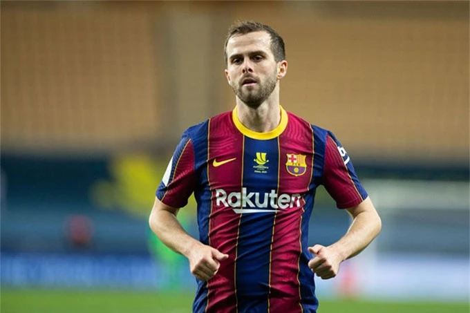  Pjanic đang gặp khó khăn trong việc cạnh tranh suất đá chính ở Barca