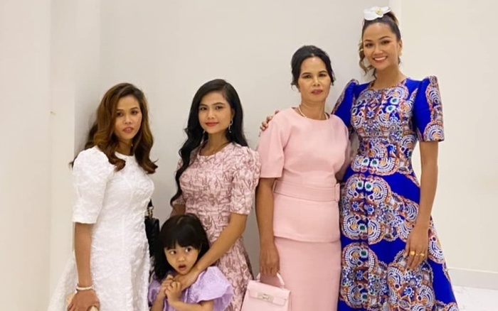 H'Hen Niê đăng ảnh 3 thế hệ với visual cực phẩm