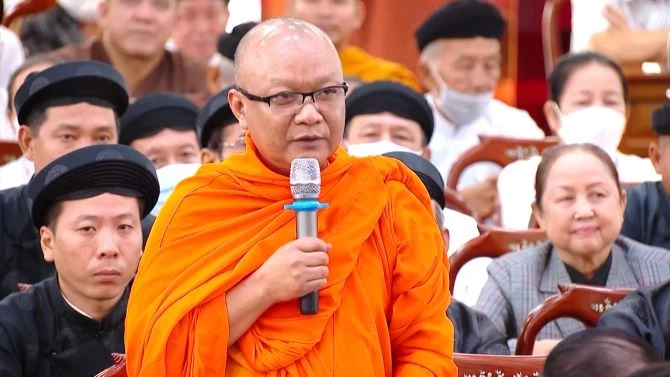 Thượng tọa Lý Hùng, Phó Trưởng Ban trị sự Giáo hội Phật giáo Việt Nam TP Cần Thơ nêu câu hỏi tại buổi tiếp xúc xử tri.