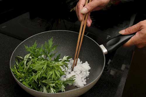 Lấy nắm lá ngải cứu rang lên với muối hạt: Trị ngay đau lưng, đau vai gáy, giảm mỡ bụng