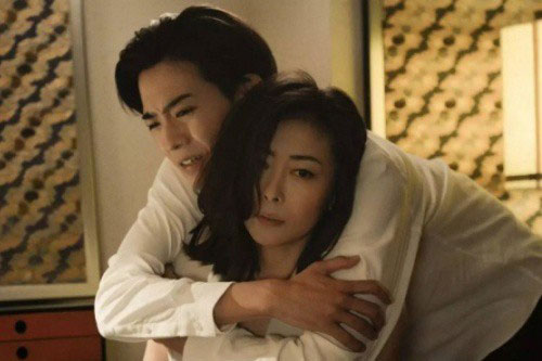 Chồng đột ngột đòi ngủ riêng, tôi lén xem điện thoại rồi khóc nghẹn với bí mật mà anh giấu giếm