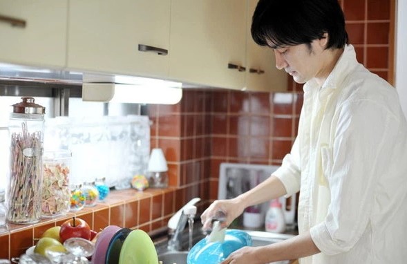 Ly hôn vì chồng không rửa bát giúp: Ẩn sâu đó là khát khao muốn rời bỏ một người đàn ông không có trách nhiệm!