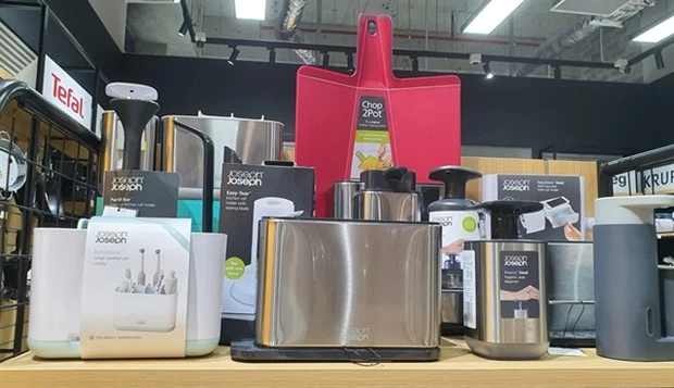 Housewares from the British brand Joseph Joseph displayed on a shelf at Wundertute in Aeon Mall Ha Dong.