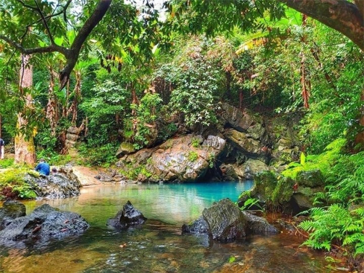 Hồ nước xanh màu ngọc bích đẹp như tiên cảnh ẩn giữa Di sản thế giới ở Việt Nam - 1
