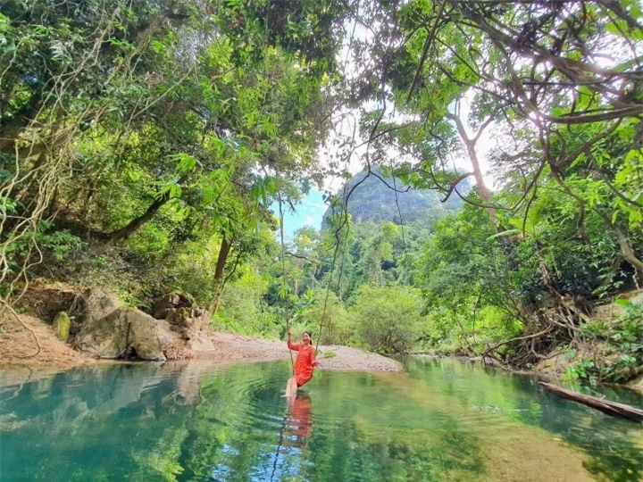 Hồ nước xanh màu ngọc bích đẹp như tiên cảnh ẩn giữa Di sản thế giới ở Việt Nam - 10