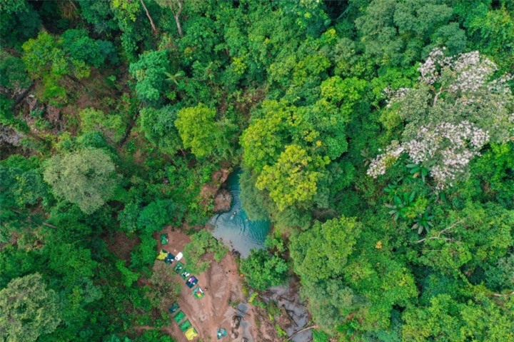 Hồ nước xanh màu ngọc bích đẹp như tiên cảnh ẩn giữa Di sản thế giới ở Việt Nam - 2