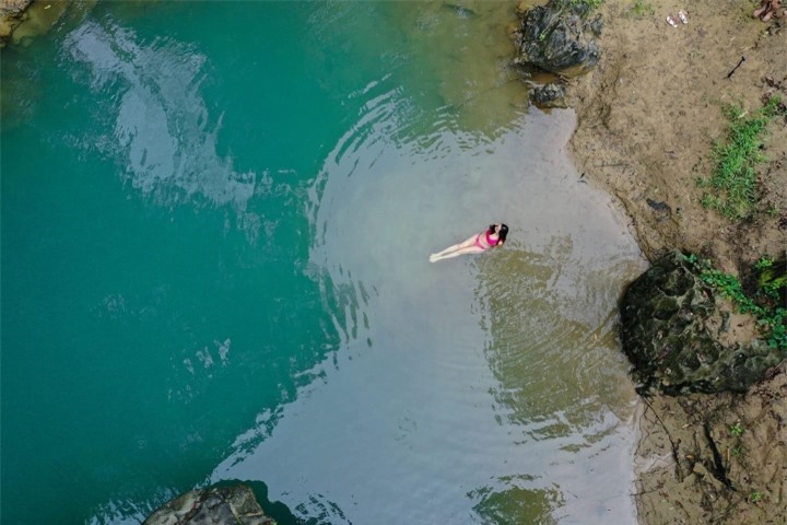 Hồ nước xanh màu ngọc bích đẹp như tiên cảnh ẩn giữa Di sản thế giới ở Việt Nam - 4