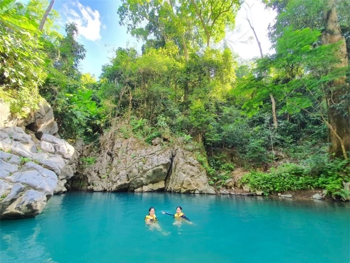 Hồ nước xanh màu ngọc bích đẹp như tiên cảnh ẩn giữa Di sản thế giới ở Việt Nam - 7
