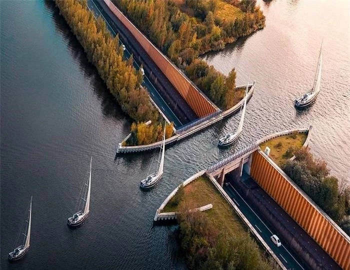 Vẻ đẹp siêu thực ở cây cầu nước nơi tàu thuyền và ô tô 'giao nhau' đầy ảo diệu - 3
