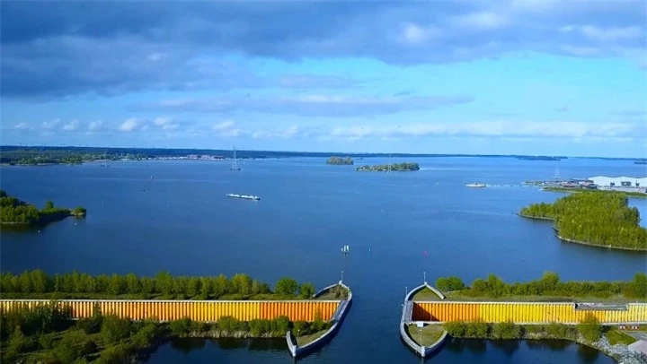Vẻ đẹp siêu thực ở cây cầu nước nơi tàu thuyền và ô tô 'giao nhau' đầy ảo diệu - 6