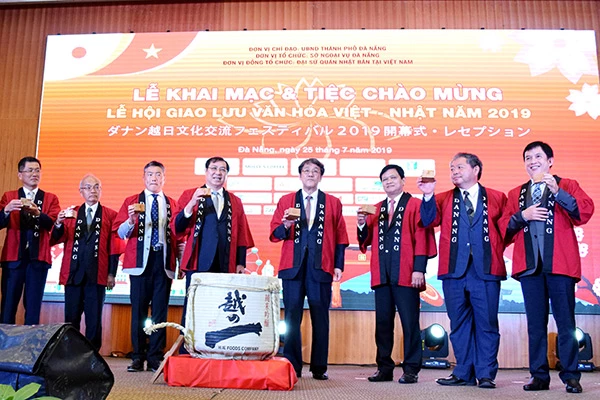 Lãnh đạo TP Đà Nẵng tham dự khai mạc Lễ hội giao lưu văn hóa Việt Nam năm 2019, trước khi xảy ra dịch COVID-19