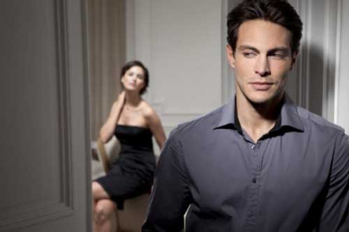 Bị bạn thân của vợ "gạ tình", chồng nhanh trí làm đúng một hành động này khiến cô ả cay cú tới già