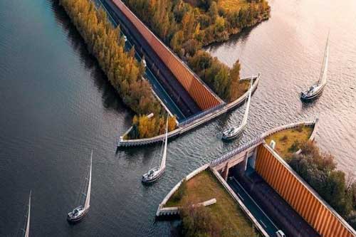 Vẻ đẹp siêu thực ở cây cầu nước nơi tàu thuyền và ô tô 'giao nhau' đầy ảo diệu