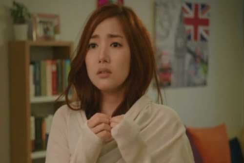 Từ phòng tắm đi ra, tôi suýt ngất tại chỗ khi thấy người yêu đang lén lút mở ví của tôi