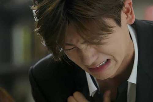 Bồn chồn đi tìm, chồng ngã quỵ thấy vợ ôm ấp... gái lạ đi vào khách sạn