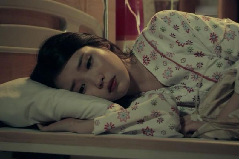 2 tháng nay, vợ đòi ngủ riêng phòng và thường lén lút vào phòng tắm lúc đêm khuya, tôi theo dõi và rồi phải lặng người khi biết việc cô ấy đang làm