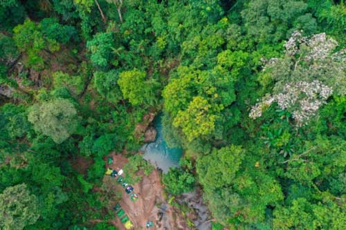 Hồ nước xanh màu ngọc bích đẹp như tiên cảnh ẩn giữa Di sản thế giới ở Việt Nam