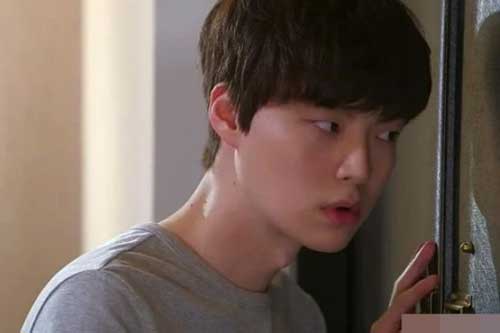 Nghe tiếng vợ rên rỉ trong phòng ngủ hàng xóm, chồng đạp cửa xông vào thì im bặt khi thấy...