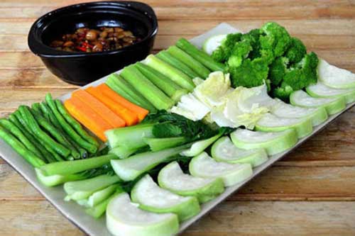 Luộc rau nước sôi hay nước lạnh, cứ làm thêm bước này rau xanh mướt giòn sần sật, loại hết thuốc tăng trưởng