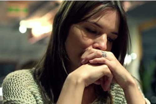 Cứ đi công tác chồng lại cài đặt chế độ tự động từ chối cuộc gọi của vợ, hóa ra sự thật là đây