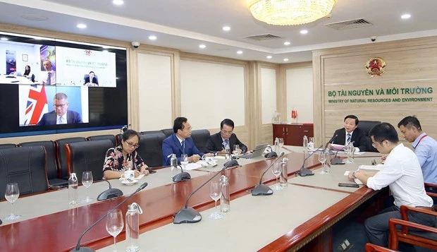 Tran Hong Ha, Minister of Natural Resources and Environment, held a virtual meeting with Alok Kumar Sharma, Minister for the Cabinet Office of the United Kingdom and President of COP26.