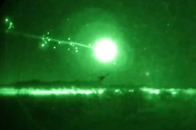 Tên lửa Stinger hạ gục UAV giữa đêm tối