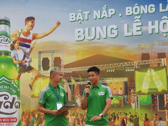 Cầu thủ đội tuyển quốc gia Phan Văn Đức giao lưu với khán giả tại gải bóng đá bãi biển HUDA 2022