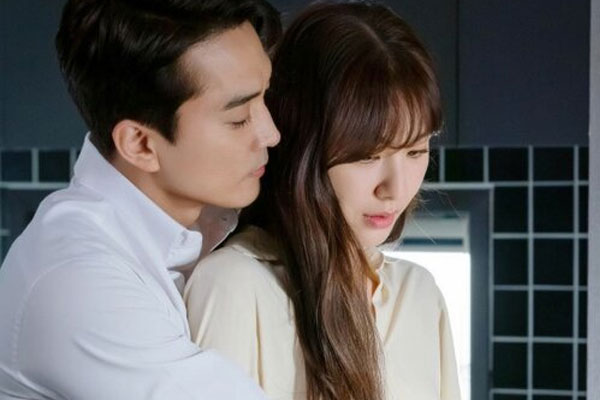 Chồng chấp nhận làm "trai bao" cho tình già để lấy tiền nuôi tình trẻ