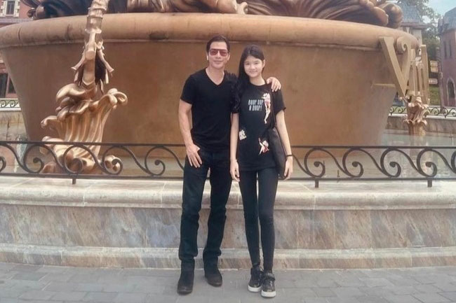 Ái nữ nhà Trương Ngọc Ánh khoe chân dài miên man cùng vóc dáng chuẩn siêu mẫu khi đứng cạnh bố