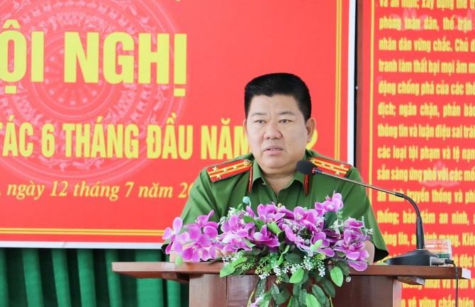 Đại tá Lương Văn Bền – Phó Giám đốc Công an TP Cần Thơ phát biểu và chỉ đạo tại Hội nghị.