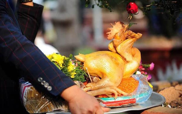 Cách luộc gà cúng: Thử tài con dâu và cái kết chỉ thêm thứ này mà khiến nhà chồng “đứng hình”