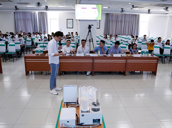 Nhóm sinh viên khoa Công nghệ kỹ thuật Điện – Điện tử Đại học Đông Á (Đà Nẵng) trình bày đề tài nghiên cứu ứng dụng "“Nồi cơm điện thông minh điều khiển, giám sát qua điện thoại” 