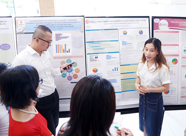 Nhóm sinh viên khoa Du lịch (Đại học Đông Á) trình bày đề tài “Phát triển du lịch chậm tại Đà Nẵng” 