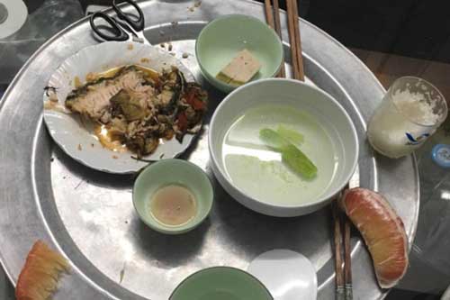 Được nhà chồng phần mâm "cơm thừa canh cặn", nhưng hành động của cô gái mới khiến nhà chồng sững sờ