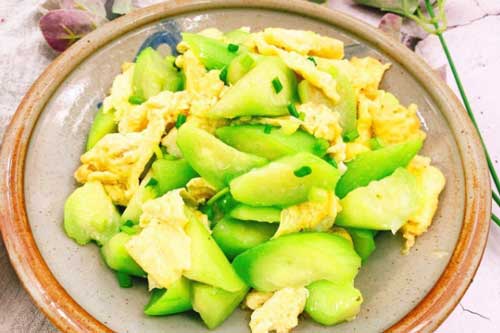 Xào mướp đừng cho ngay vào chảo, làm thêm một bước nữa để mướp xanh mướt, không bị thâm đen