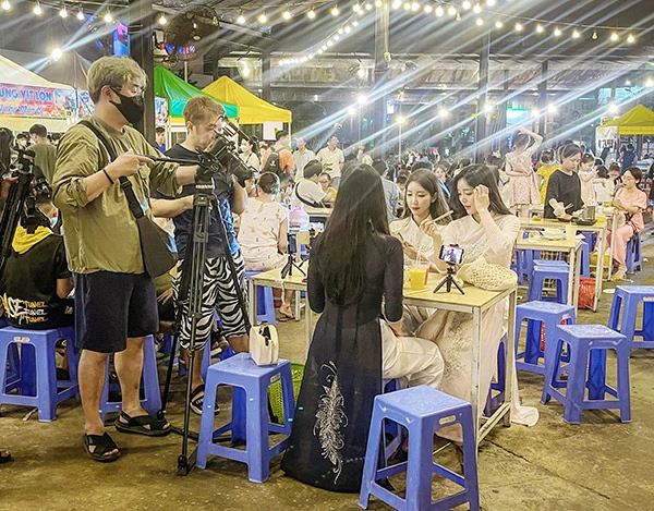 Đoàn làm phim của Đài truyền hình SBS ghi hình các ngôi sao Hàn Quốc thưởng thức ẩm thực Đà Nẵng