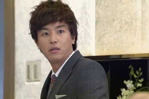 Về nhà giữa đêm, tá hỏa thấy "hành động lạ" của vợ trong nhà tắm