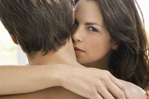 Chiếc váy ngủ gợi cảm chồng tặng và đòn trả đũa "cao tay" của cô vợ bị chồng phản bội